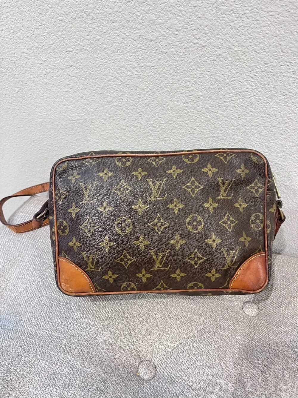 LOUIS VUITTON MONOGRAM UNISEX CROSSBODY BAG.